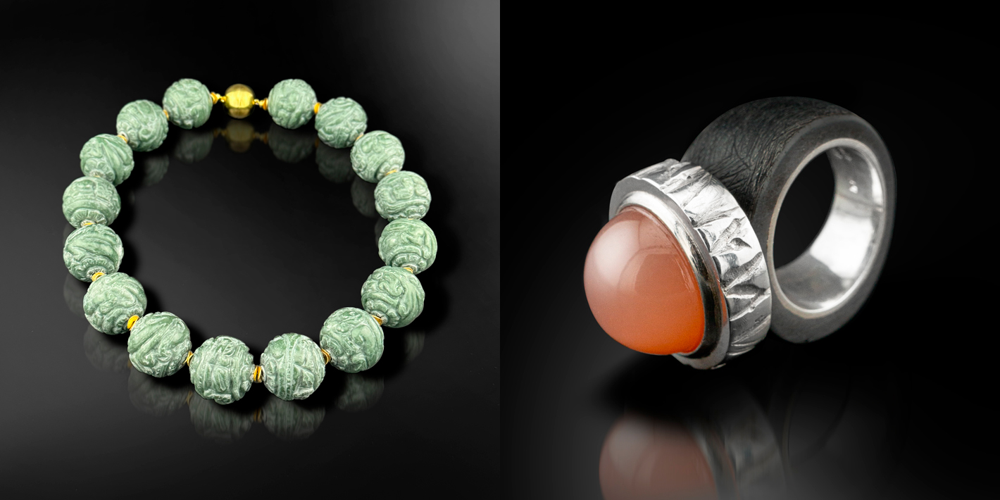 Eine Halskette aus grünen Steinen und ein Ring mit einem rosafarbenen Mondstein.