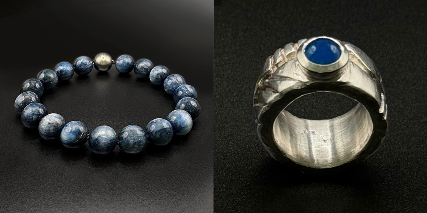 Eine Halskette aus grünen Steinen und ein Ring mit einem rosafarbenen Mondstein.